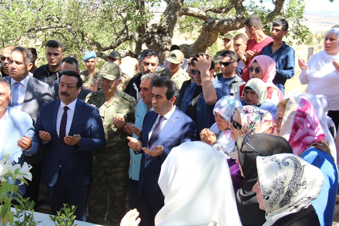 Vali Güzeloğlu 15 Temmuz'da katledilenlerin kabrini ziyaret etti